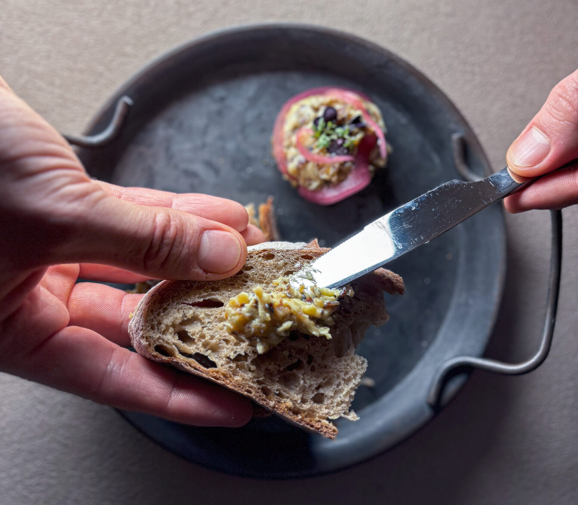 Zwiebelbutter selber machen auf Keramik serviert